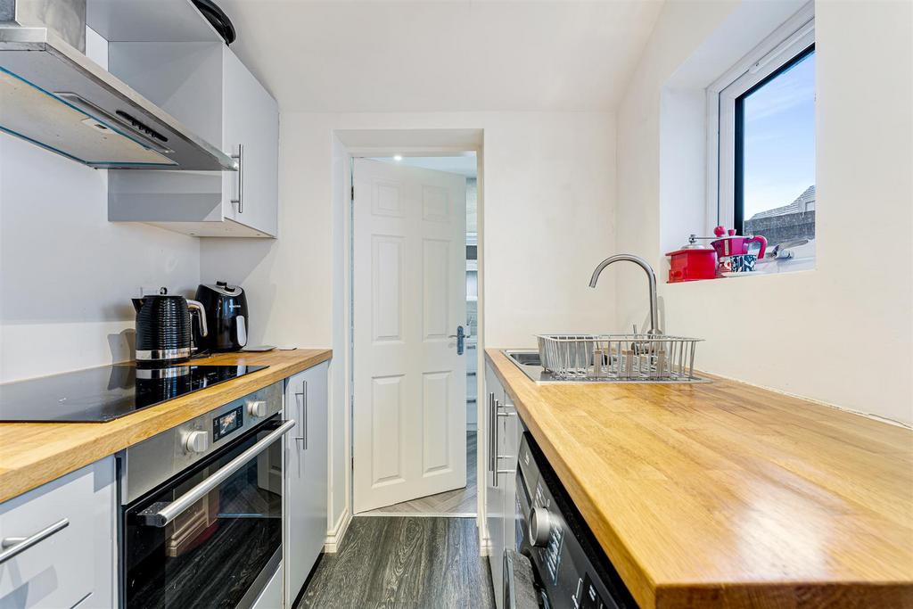 63 Albany Road kitchen 2.jpg