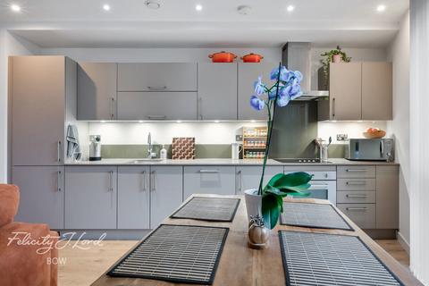 3 bedroom apartment for sale, Radial Avenue, LONDON