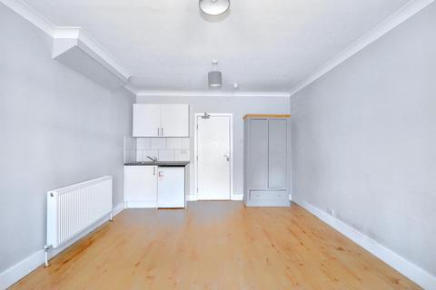 1 bedroom bedsit to rent, New Haw Road, Addlestone KT15
