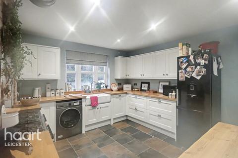 3 bedroom cottage for sale, Long Lane, Leicester