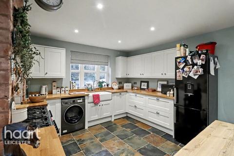 3 bedroom cottage for sale, Long Lane, Leicester