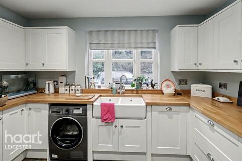 3 bedroom cottage for sale, Long Lane, Leicester