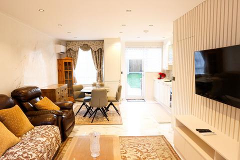 2 bedroom terraced house to rent, Halford Close, Edgware, HA8