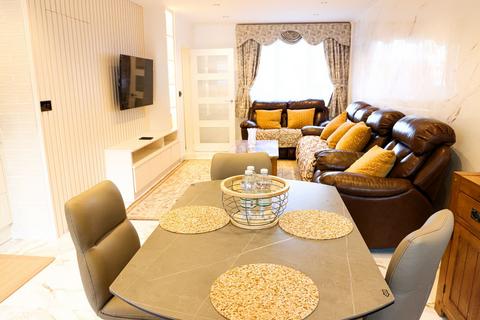 2 bedroom terraced house to rent, Halford Close, Edgware, HA8