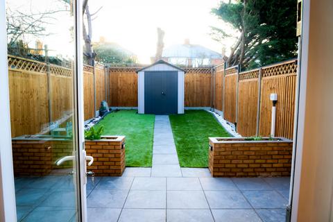 2 bedroom terraced house to rent, Halford Close, Edgware, HA8