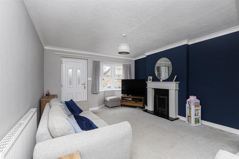 3 bedroom semi-detached house for sale, Hollyfield Avenue, Huddersfield HD3