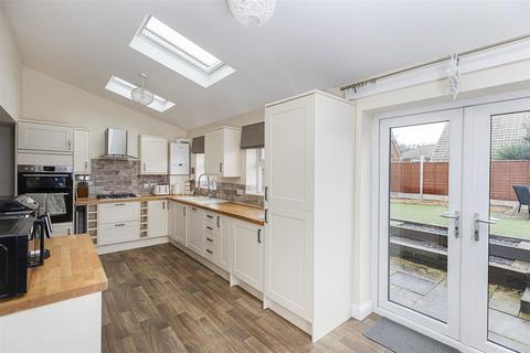 3 bedroom semi-detached house for sale, Hollyfield Avenue, Huddersfield HD3
