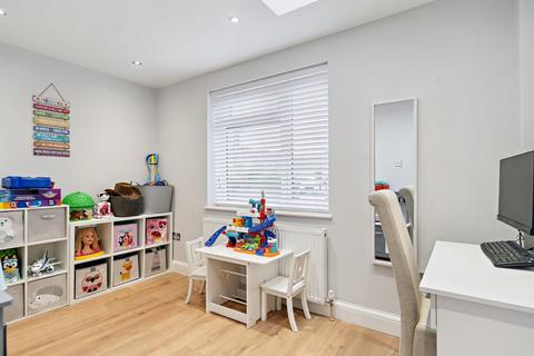 4 bedroom semi-detached house for sale, Leas Drive, Iver SL0
