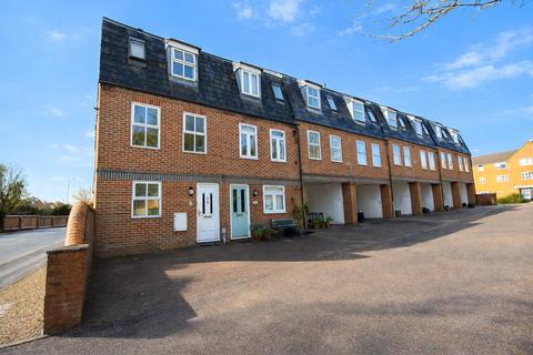 4 bedroom end of terrace house for sale, Draymans Way, Alton, Hampshire, GU34