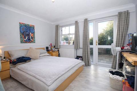 4 bedroom end of terrace house for sale, Draymans Way, Alton, Hampshire, GU34