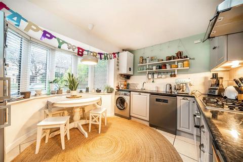 3 bedroom house to rent, Kingsmead Close, Teddington TW11
