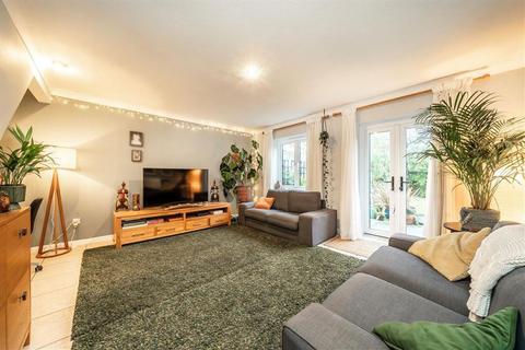 3 bedroom house to rent, Kingsmead Close, Teddington TW11