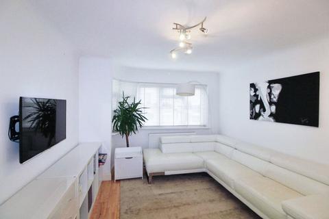 5 bedroom detached house to rent, St. Margarets Road, Edgware, HA8