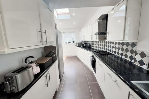 5 bedroom detached house to rent, St. Margarets Road, Edgware, HA8