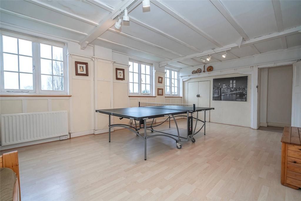Bed 6/Billiards Room