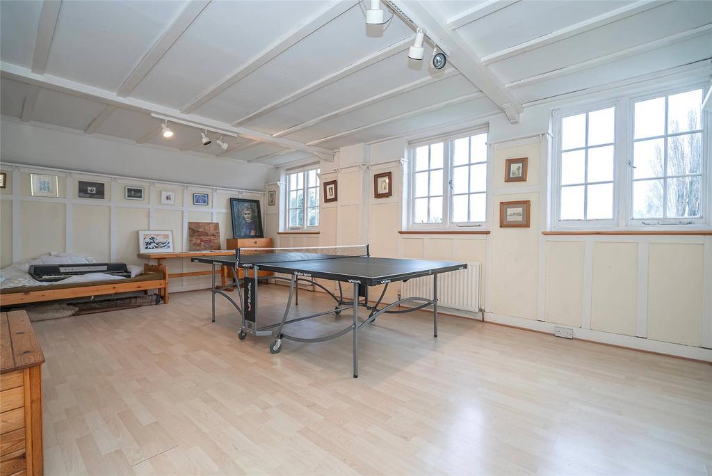 Bed 6/Billiards Room