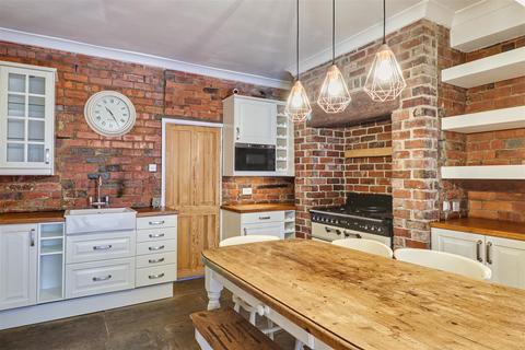 4 bedroom semi-detached house to rent, Victoria Gardens, Horsforth, Leeds, West Yorkshire, UK, LS18