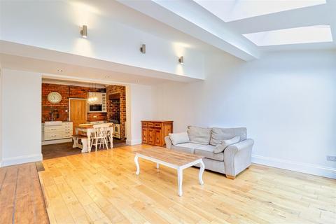 4 bedroom semi-detached house to rent, Victoria Gardens, Horsforth, Leeds, West Yorkshire, UK, LS18