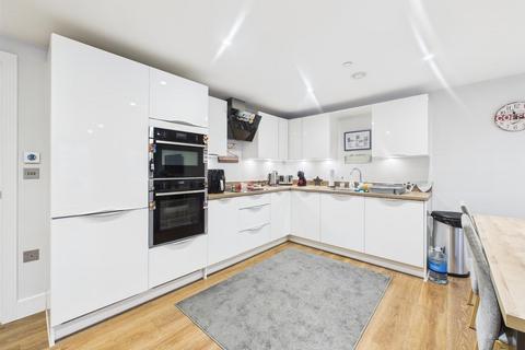 1 bedroom house for sale, LARGE ONE BEDROOM APARTMENT