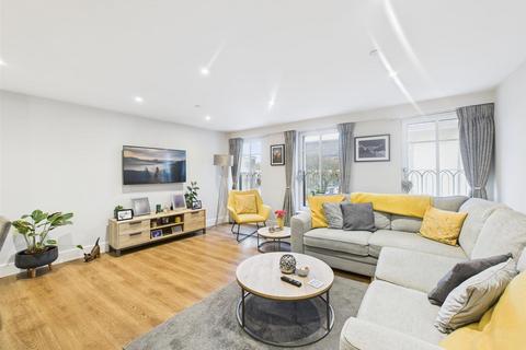 1 bedroom house for sale, LARGE ONE BEDROOM APARTMENT