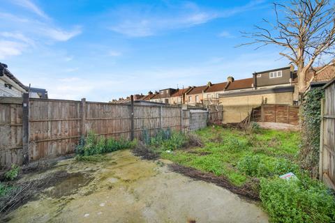 3 bedroom end of terrace house for sale, Saxon Road, Ilford IG1