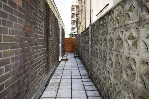 2 bedroom flat to rent, Cavendish House, 138 Kings Road, Brighton, BN1 2JH