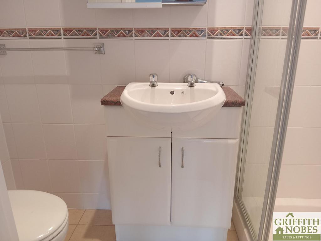 En-suite to Master
