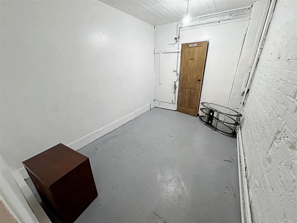Store room/second retail area