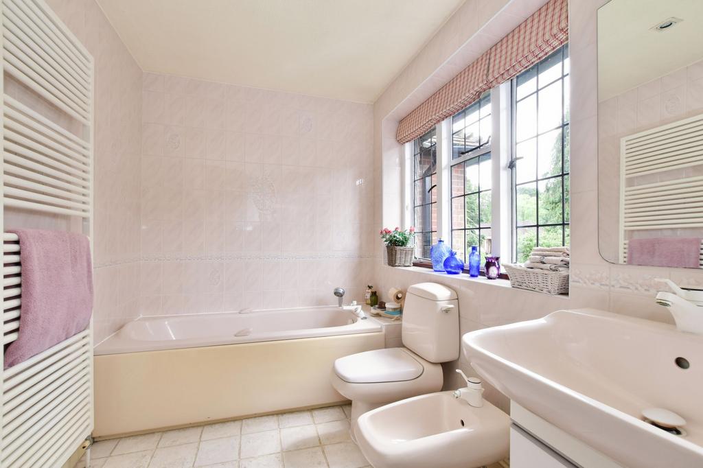 5-Piece Ensuite to Bedroom 1