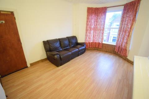 2 bedroom flat to rent, First Floor Flat 2 Cosmeston Street, Cardiff