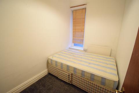 2 bedroom flat to rent, First Floor Flat 2 Cosmeston Street, Cardiff