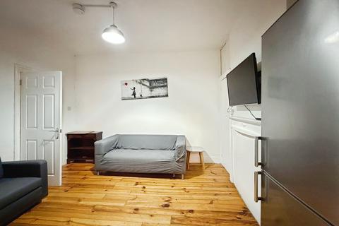 4 bedroom terraced house to rent, Carlyle Road, Manor Park, East Ham, London
