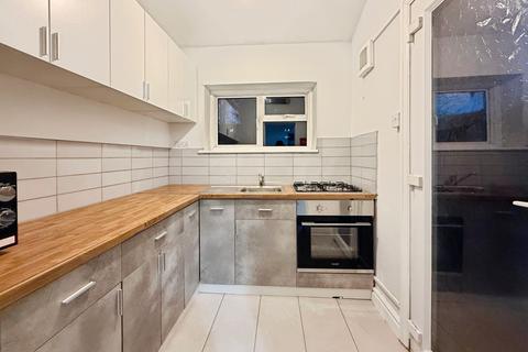 4 bedroom terraced house to rent, Carlyle Road, Manor Park, East Ham, London