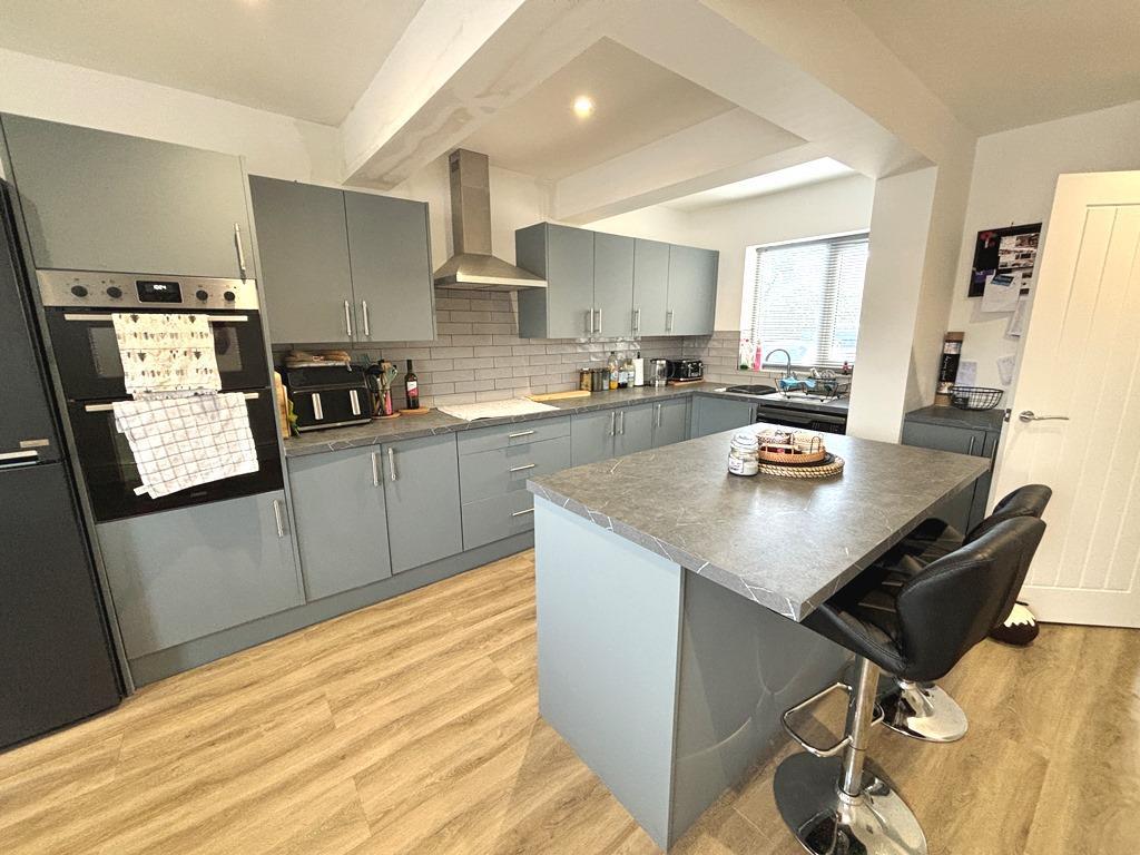 Kitchen (1).JPG