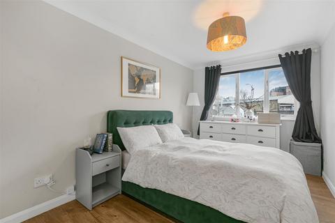 2 bedroom flat for sale, Sopwith Way, Kingston Upon Thames KT2