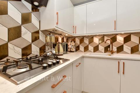 2 bedroom flat for sale, Lyme Regis Road, Banstead, Surrey