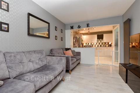 2 bedroom flat for sale, Lyme Regis Court, Banstead SM7