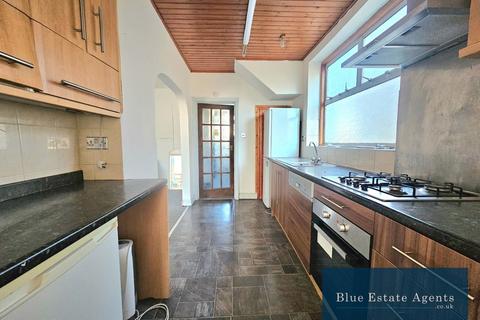 4 bedroom semi-detached house to rent, Ellerdine Road, Hounslow, TW3