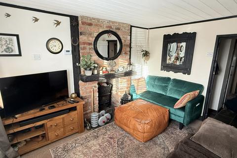 2 bedroom terraced house to rent, Lock Hill, Heybridge Basin CM9