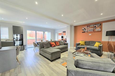 5 bedroom detached house to rent, Woodmill Lane, Bitterne Park, Southampton