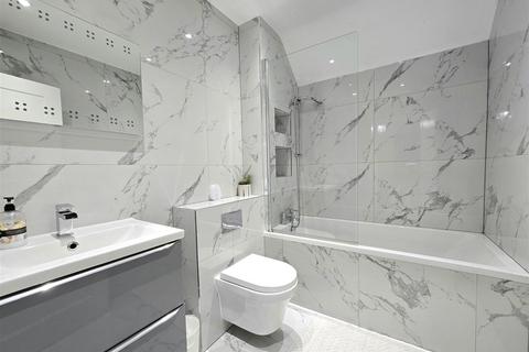5 bedroom detached house to rent, Woodmill Lane, Bitterne Park, Southampton