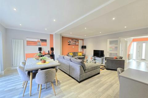 5 bedroom detached house to rent, Woodmill Lane, Bitterne Park, Southampton