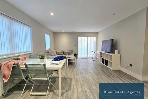 2 bedroom flat to rent, Stoke Road, Slough, SL2