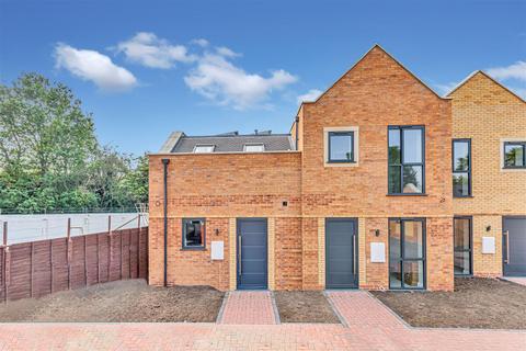 2 bedroom end of terrace house for sale, North Drive, Hounslow TW3