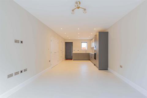 2 bedroom end of terrace house for sale, North Drive, Hounslow TW3