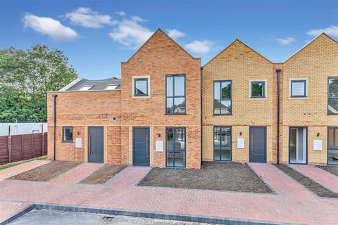2 bedroom terraced house for sale, North Drive, Hounslow TW3