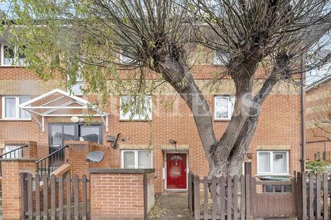 2 bedroom maisonette to rent, Copperfield Drive, London