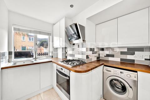 2 bedroom maisonette to rent, Copperfield Drive, London