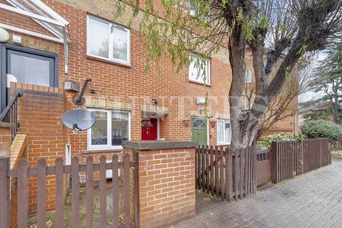 2 bedroom maisonette to rent, Copperfield Drive, London