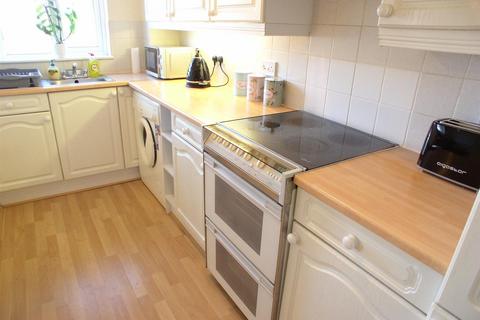 1 bedroom semi-detached house to rent, Telford Drive, Walton on Thames, Surrey